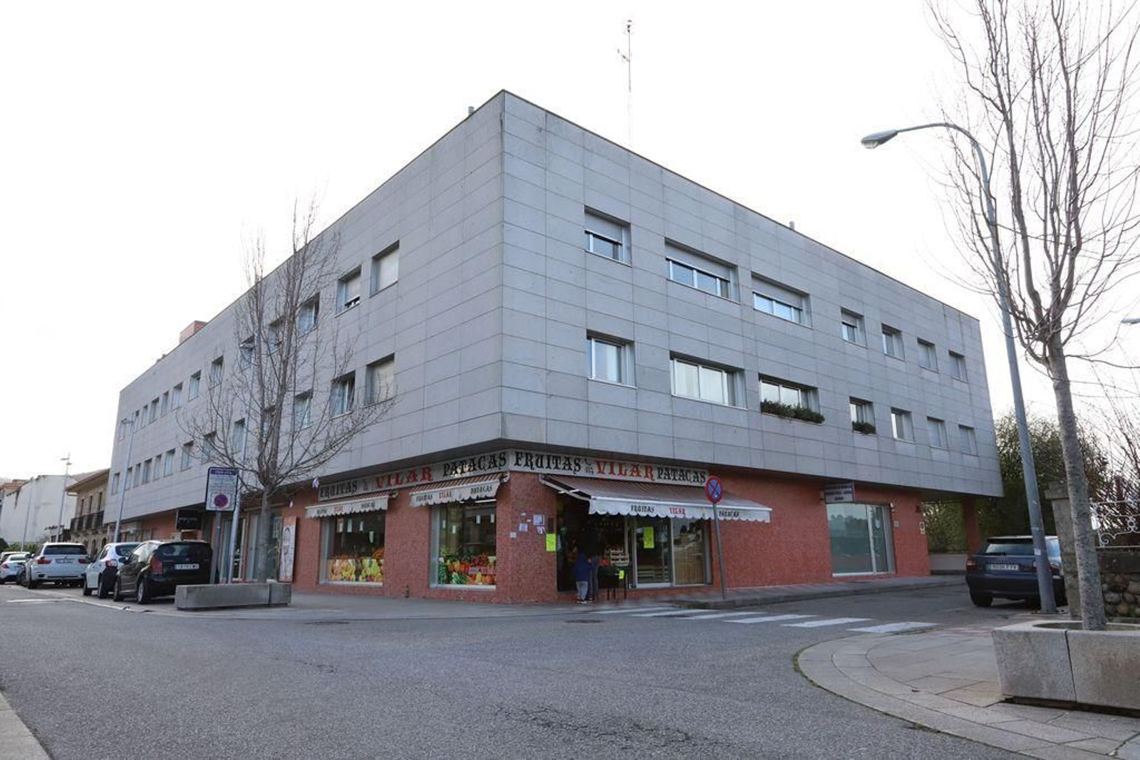 El inmueble afectado de Julián Valverde se compone de 19 viviendas y cinco bajos comerciales.