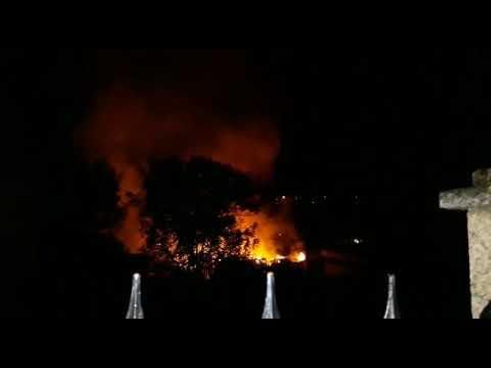 Arde el complejo privado de las termas de A Chavasqueira