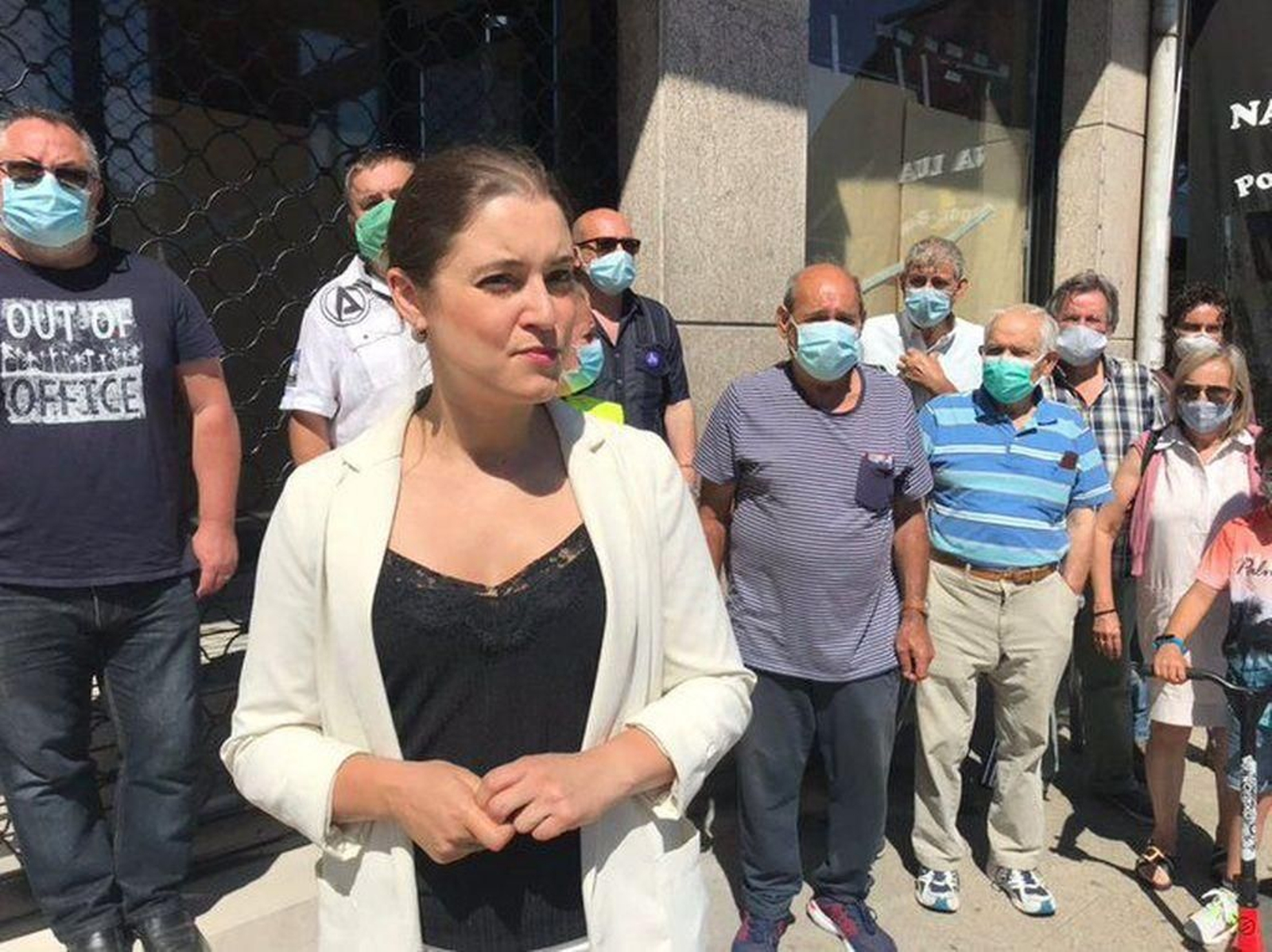 La candidata Eva Solla, ayer con los vecinos de Redondela.