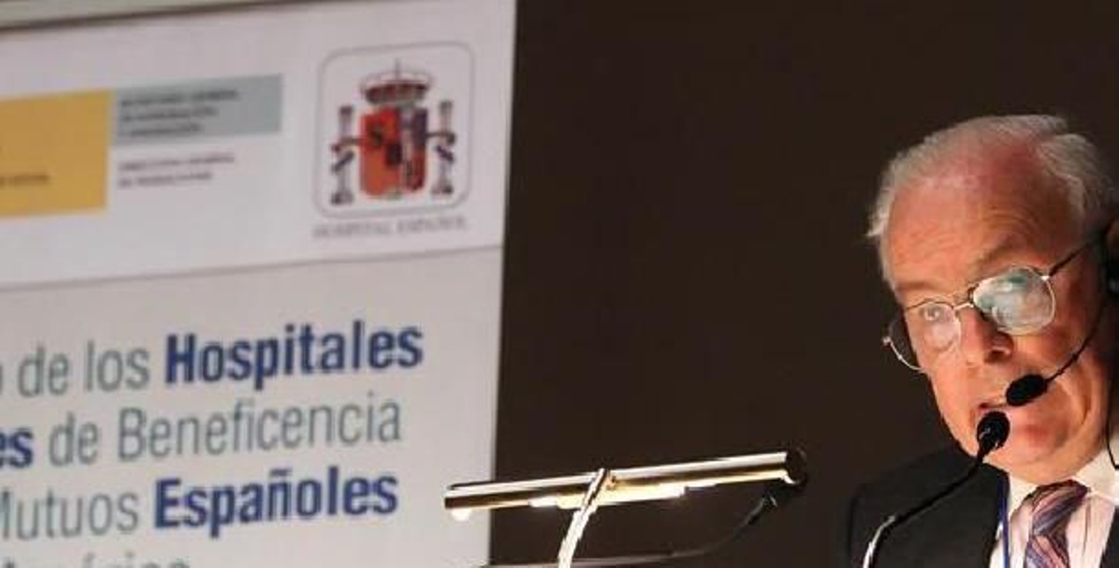 El vicepresidente del Hospital Español de Buenos Aires durante su intervención. Fotografía de holaciudad.com