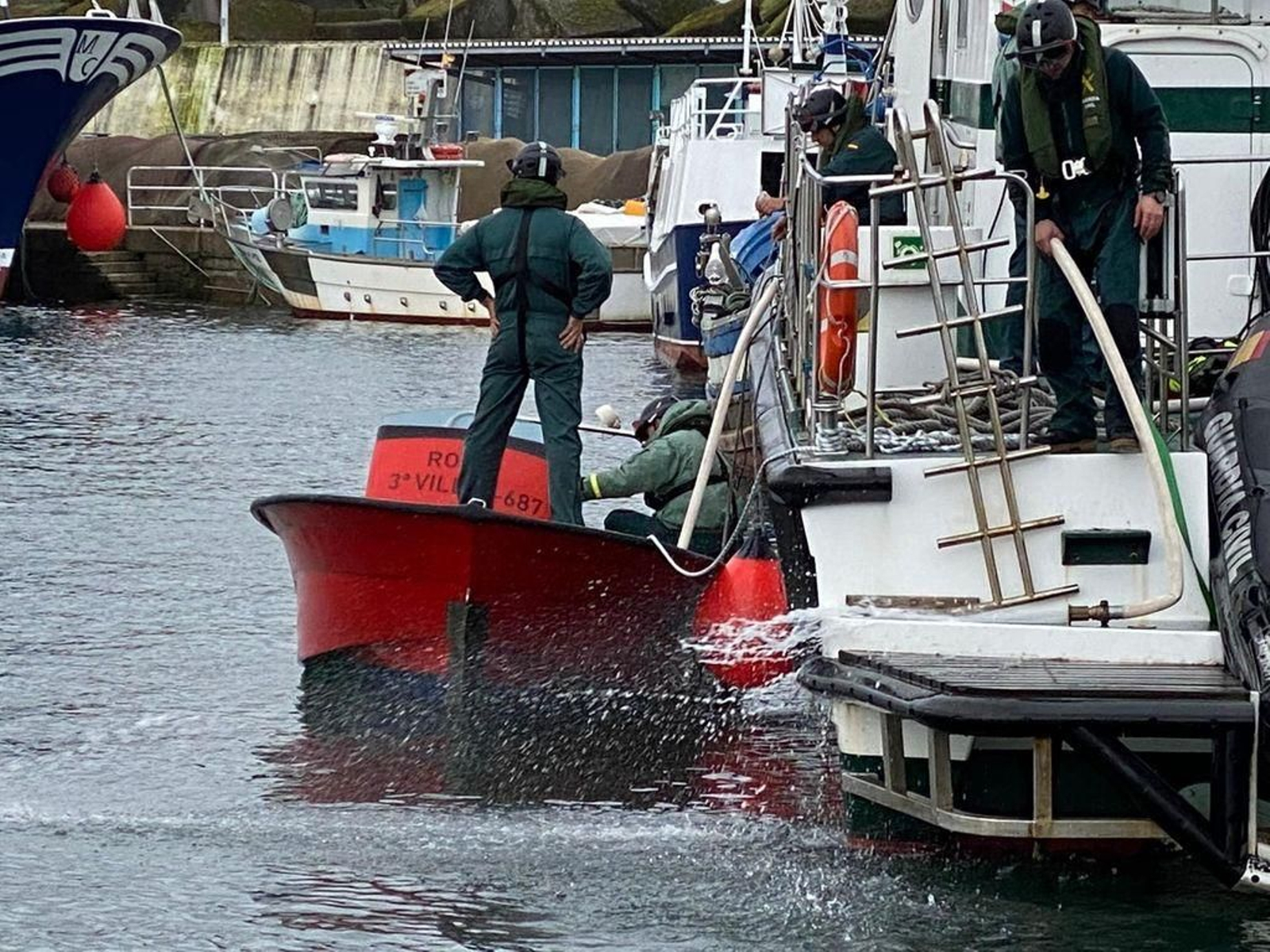 La planeadora "Rosa" fue remolcada por la Guardia Civil hasta el puerto de Portonovo.