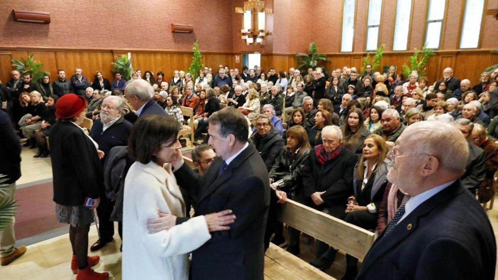 Abel Caballero saludando a la viuda Lola Galovart.