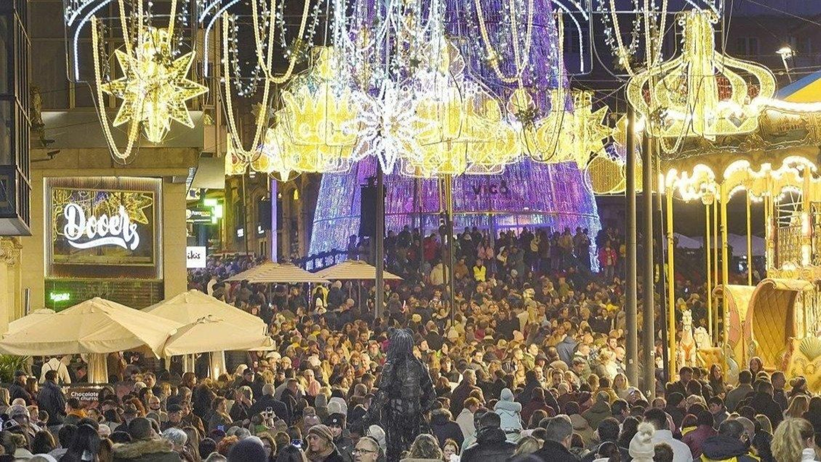 El centro, de nuevo repleto con visitantes y vigueses para disfrutar de las luces y atracciones navideñas.