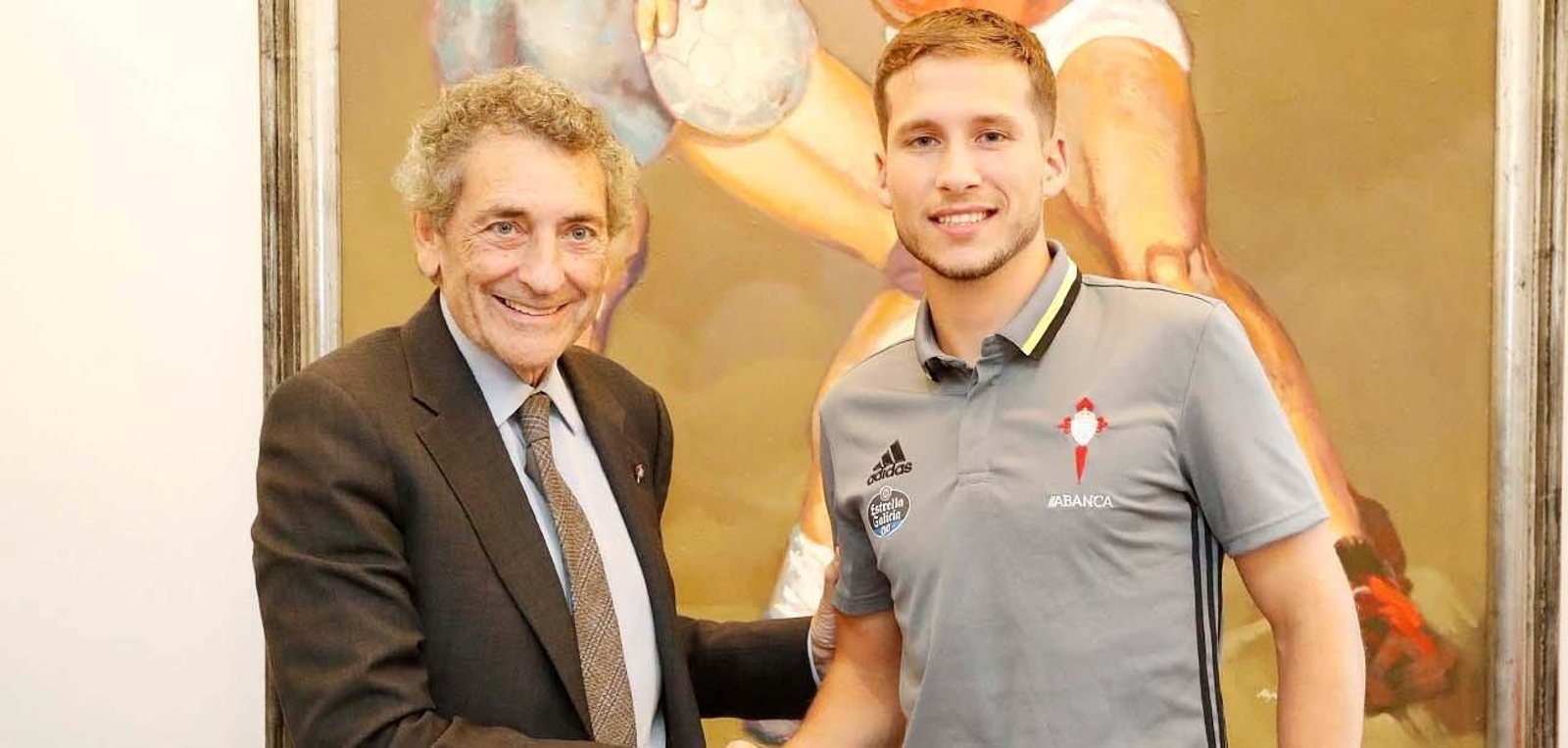 Andrew Hjulsager firmó su contrato junto al presidente céltico Carlos Mouriño