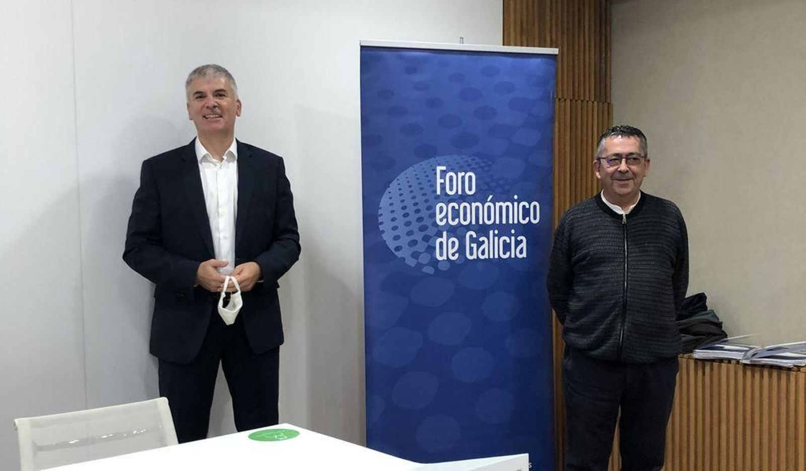 Santiago Lago y Edelmiro López durante la presentación del informe