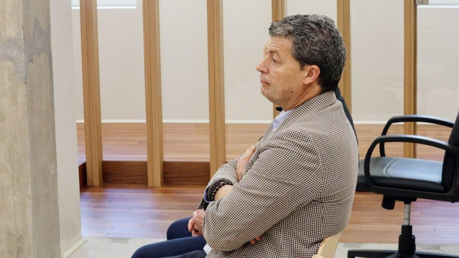 El exalcalde de Baiona, Carlos Gómez, en una vista en la Cidade da Xustiza. // Vicente Alonso