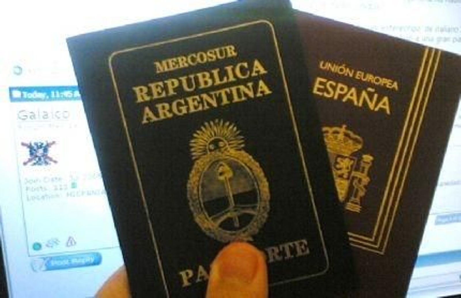 Foto de Archivo. Pasaportes argentino y español