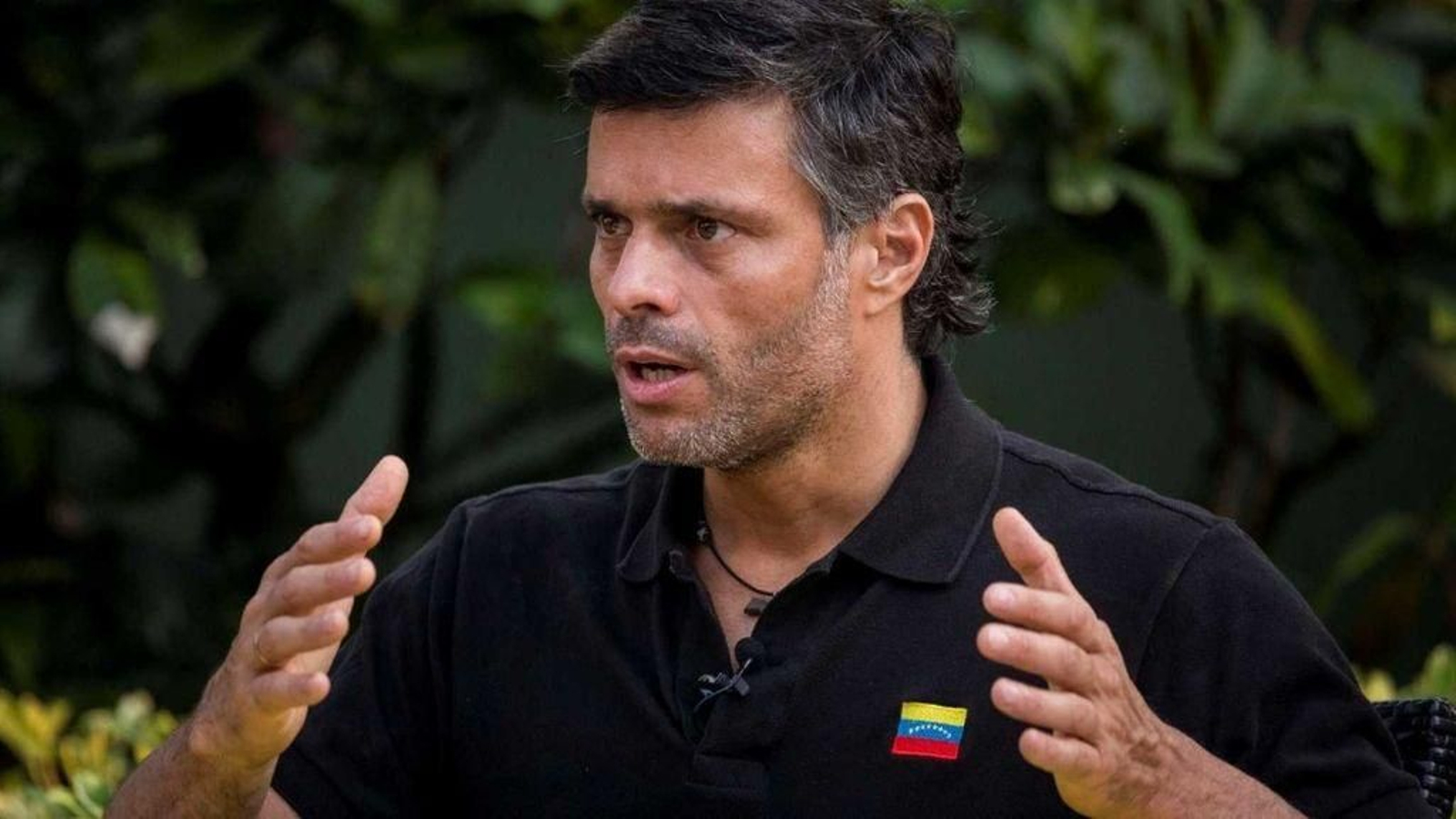 El dirigente opositor venezolano, Leopoldo López, en la embajada de España en Caracas, Venezuela.