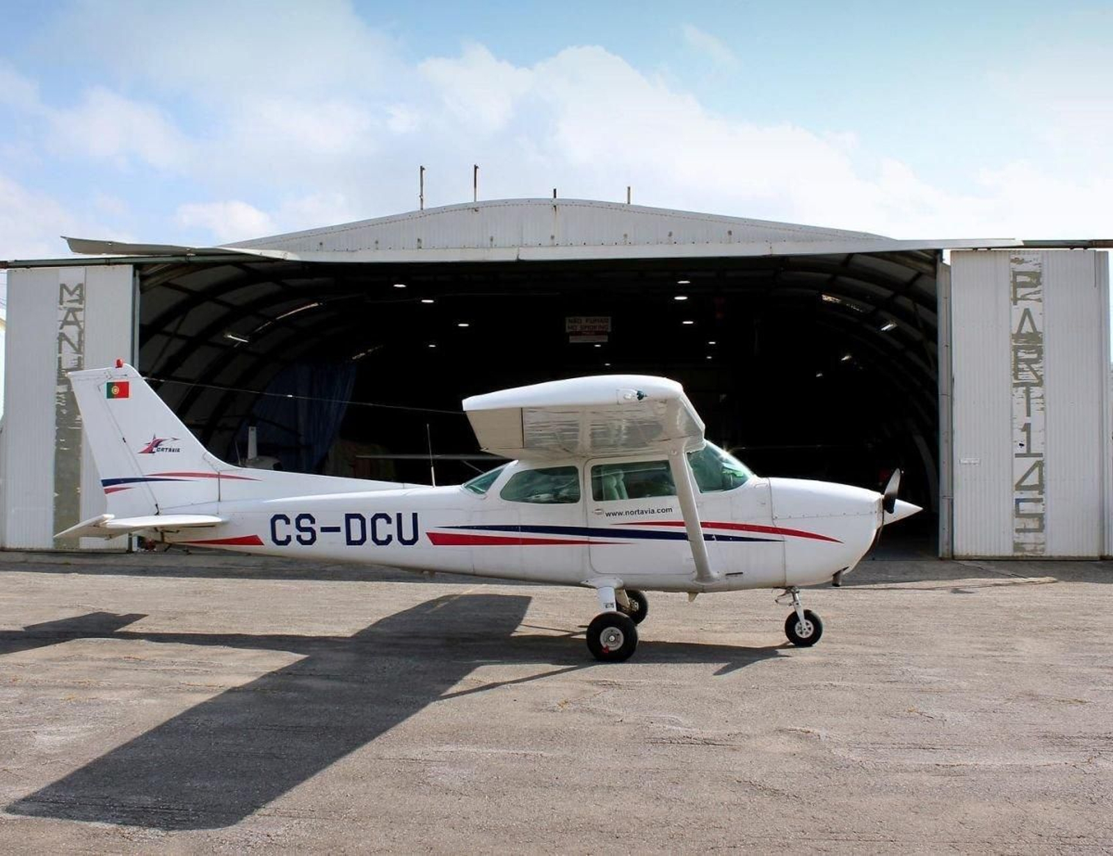 Una avioneta lusa estacionada en la escuela de aviación Nortavia, en Maia, a 30 kilómetros de Oporto.