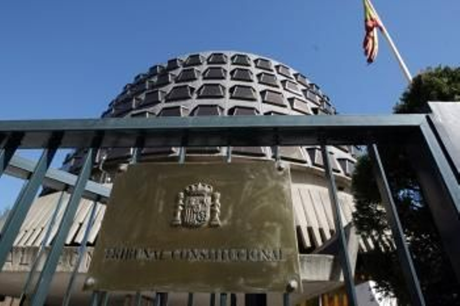 Exterior del edificio que acoge la sede del Tribunal Constitucional, en Madrid.