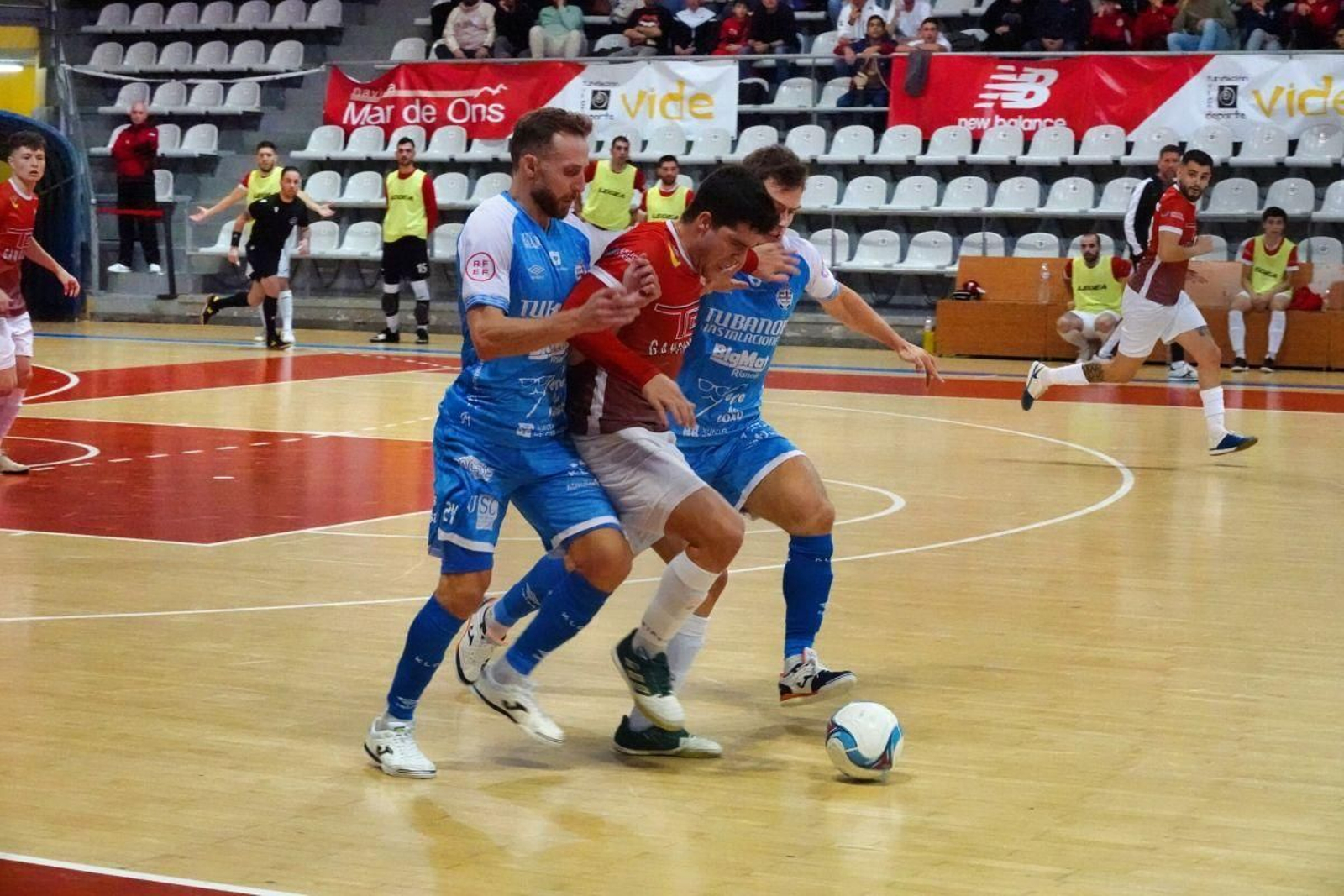 Pola se aplica en defensa durante el partido de su regreso competitivo a Vigo 13 años después.