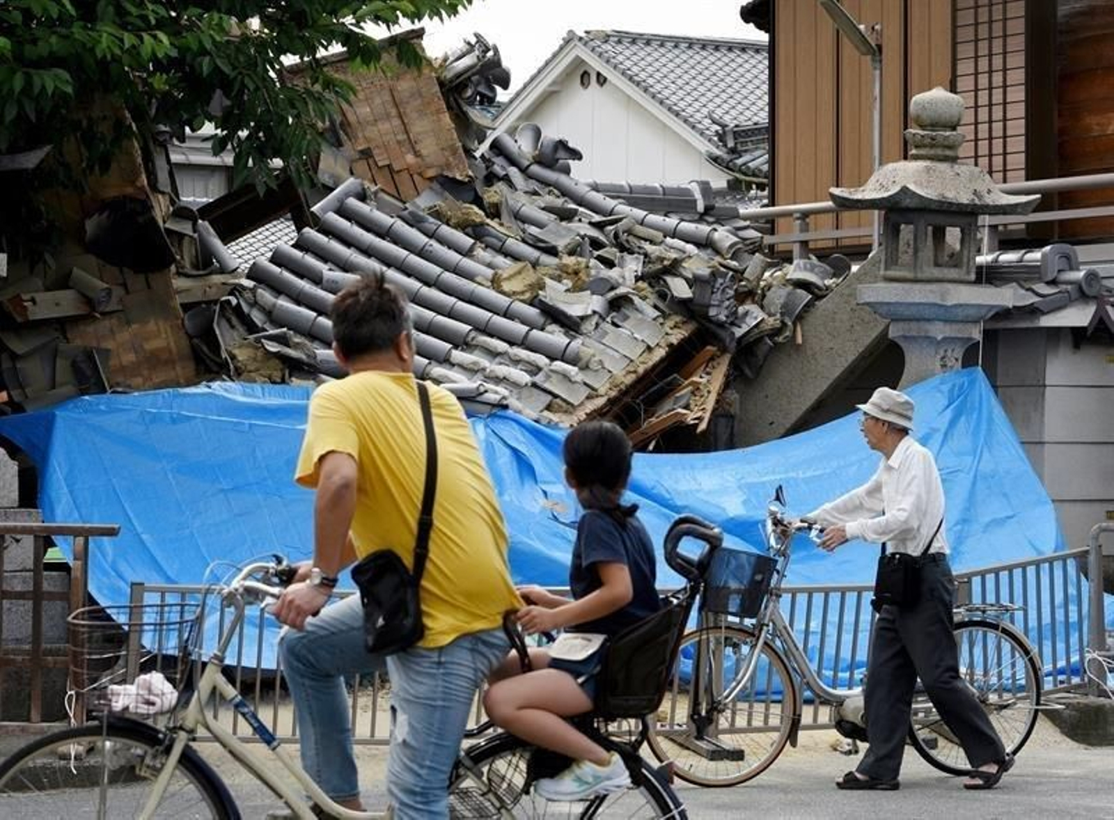 Daños en un edificio tras el temblor.