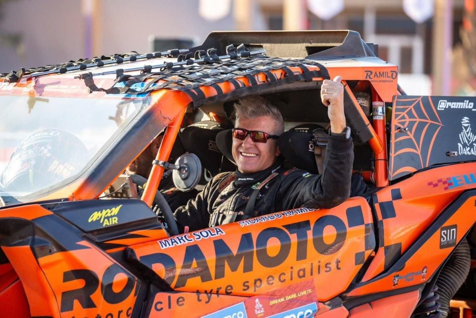 Ricardo Ramilo sonríe y levanta el pulgar a bordo de su buggy: acababa de terminar el Rally Dakar.