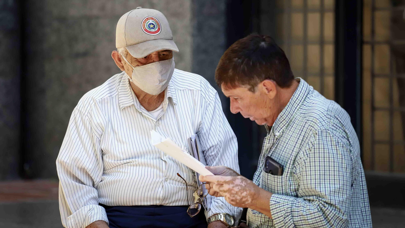 Archivo. Dos personas conversan en Asunción (Paraguay). EFE/ Nathalia Aguilar