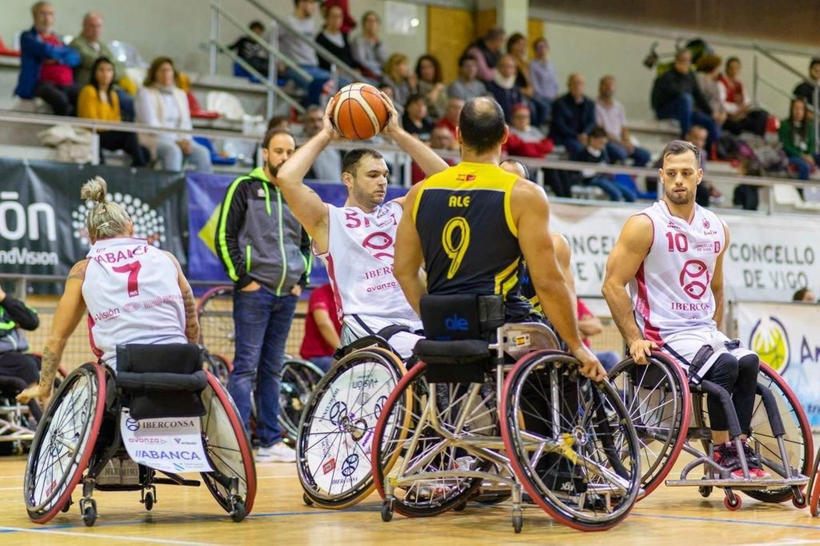 Agustín Alejos busca dar un pase en un partido anterior del Amfiv.