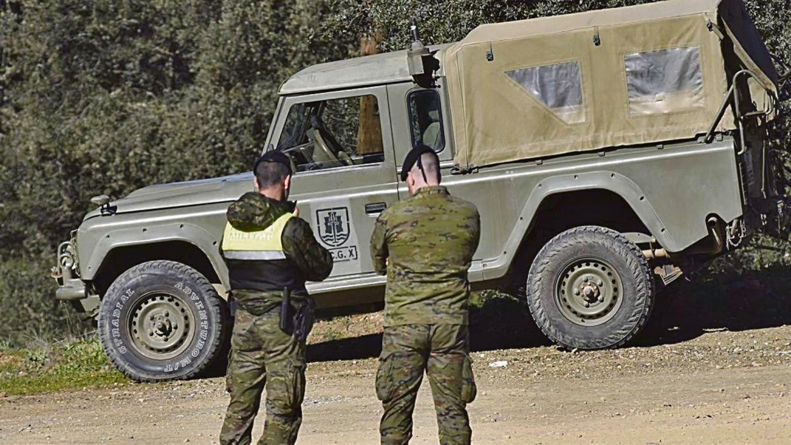 Dos militares en el lugar donde fallecieron los soldados.