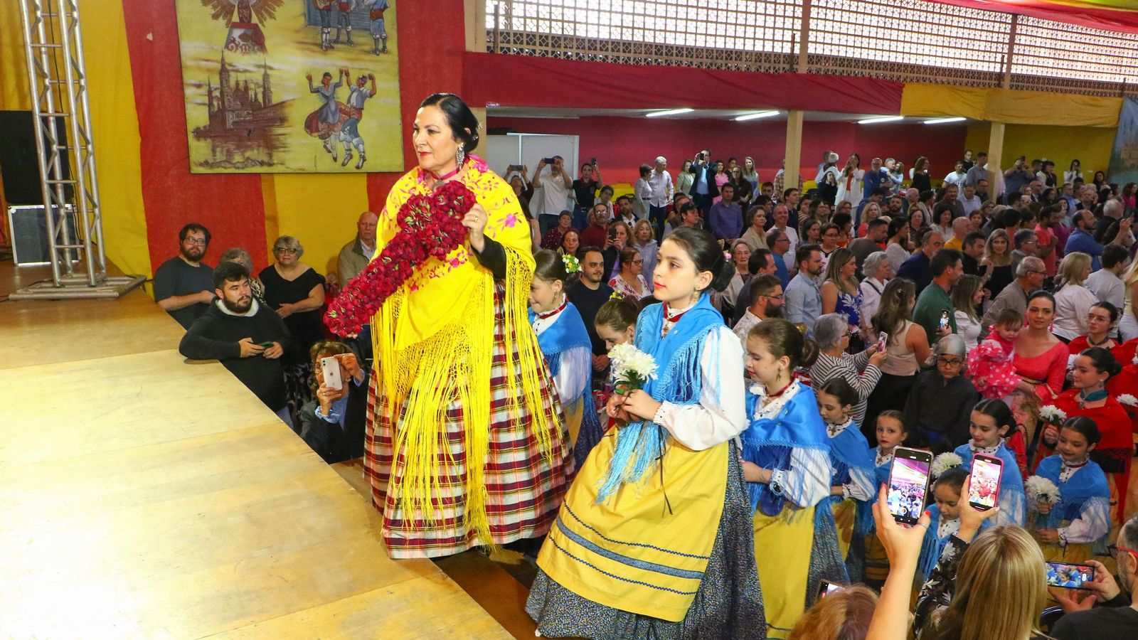 Blanca Hernando con laCruz de Flores donado por Marcia Palacios de la floricultura Agapantos.