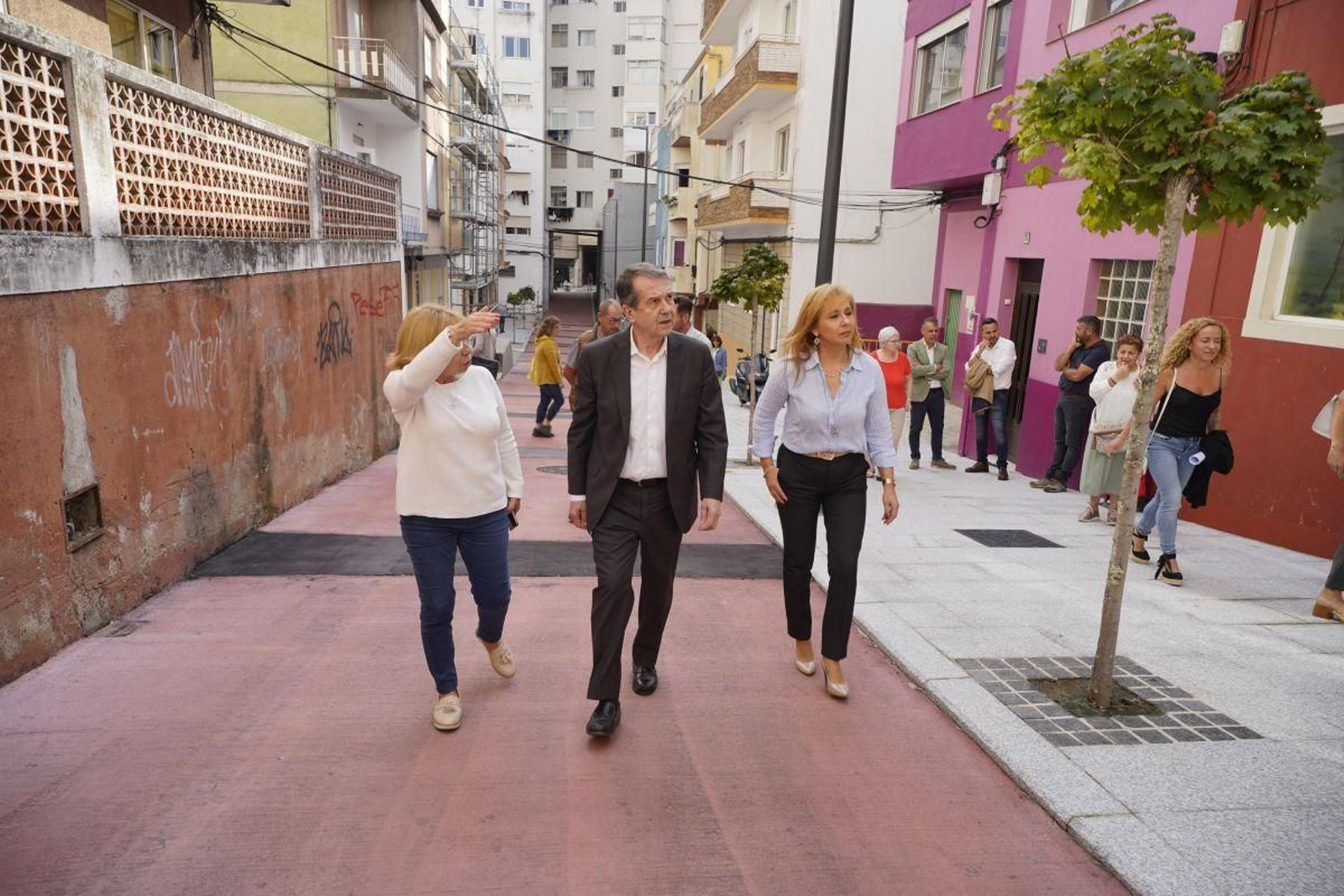 Caballero visitó ayer la calle con la concejala Carmen Lago.