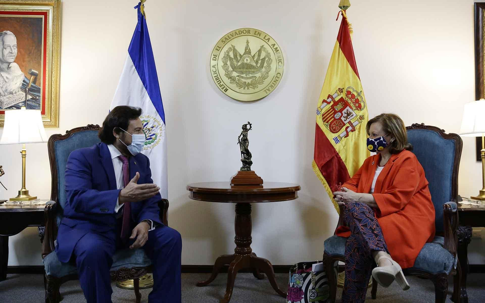 La secretaria de Estado de Asuntos Exteriores y para Iberoamérica y el Caribe de España, Cristina Gallach (d), con el vicepresidente salvadoreño Félix Ulloa, en San Salvador (El Salvador). EFE/Rodrigo Sura