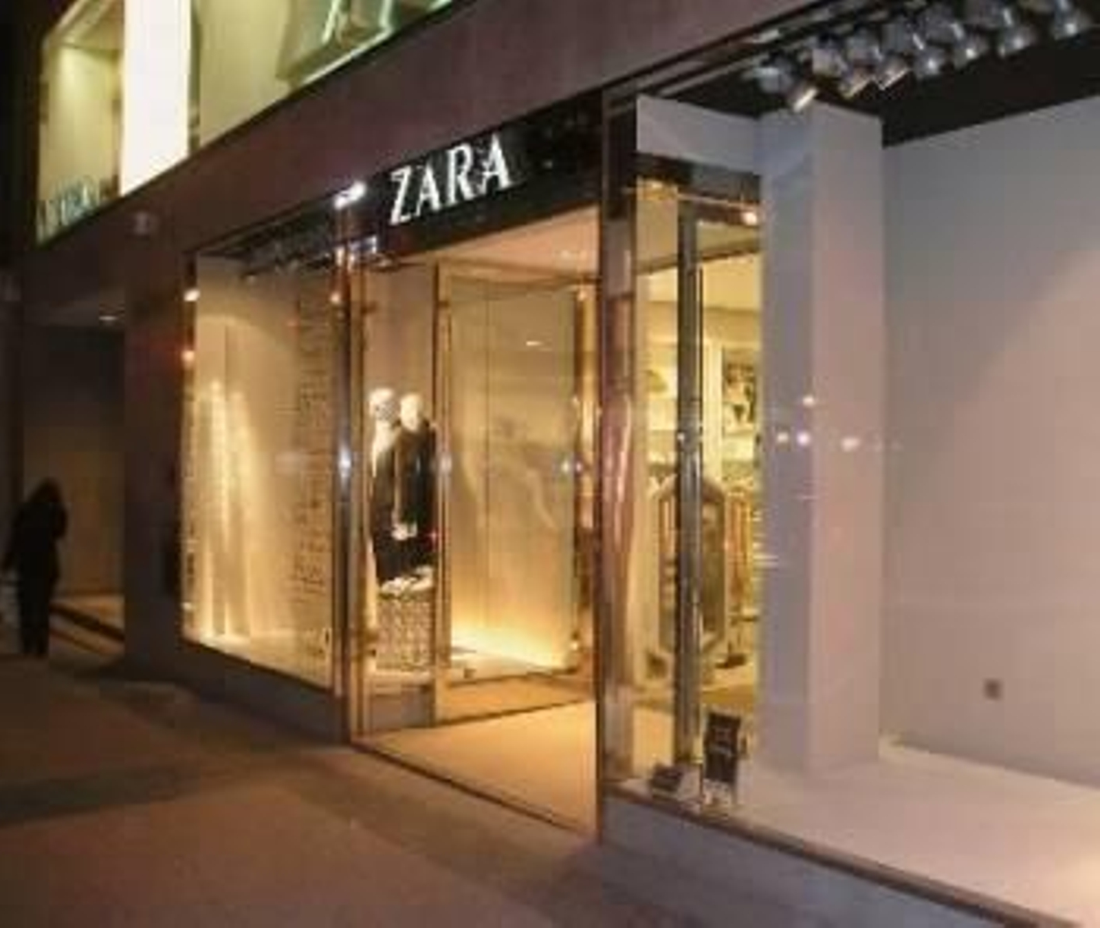 Exterior de una tienda de Zara (Foto: EFE)