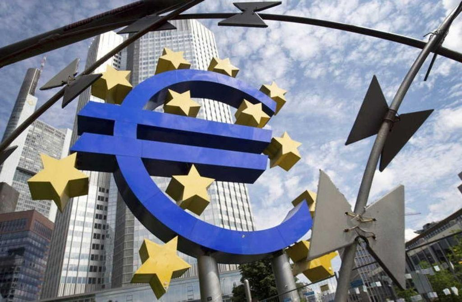 El logo del euro frente a la sede del Banco Central Europeo en Fráncfort.