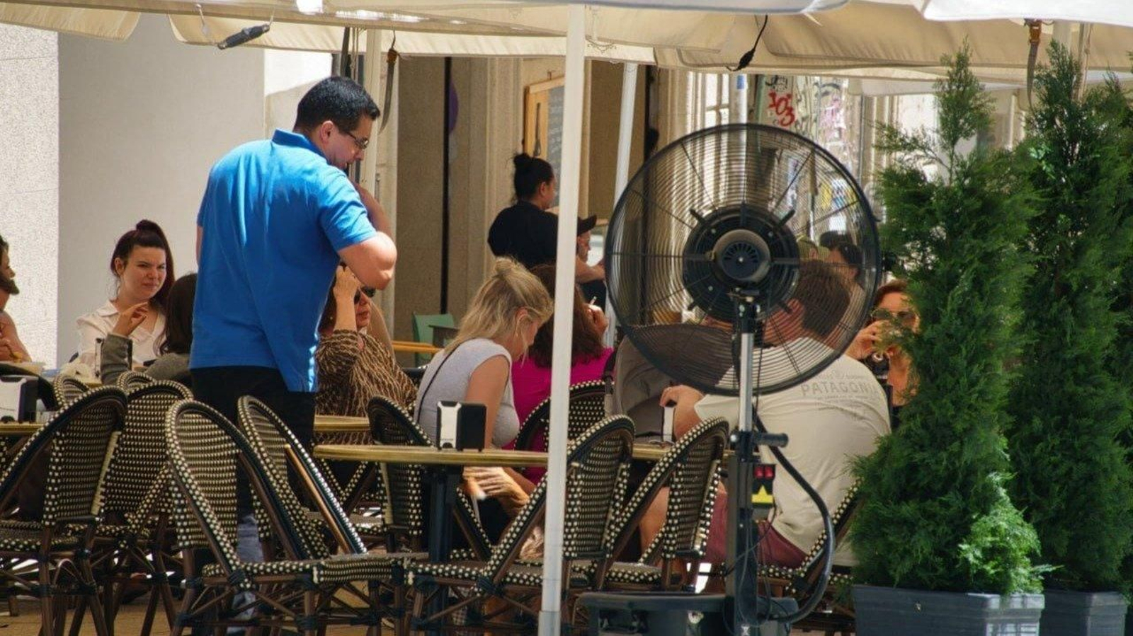 Un camarero atiende la mesa de una cafetería viguesa.