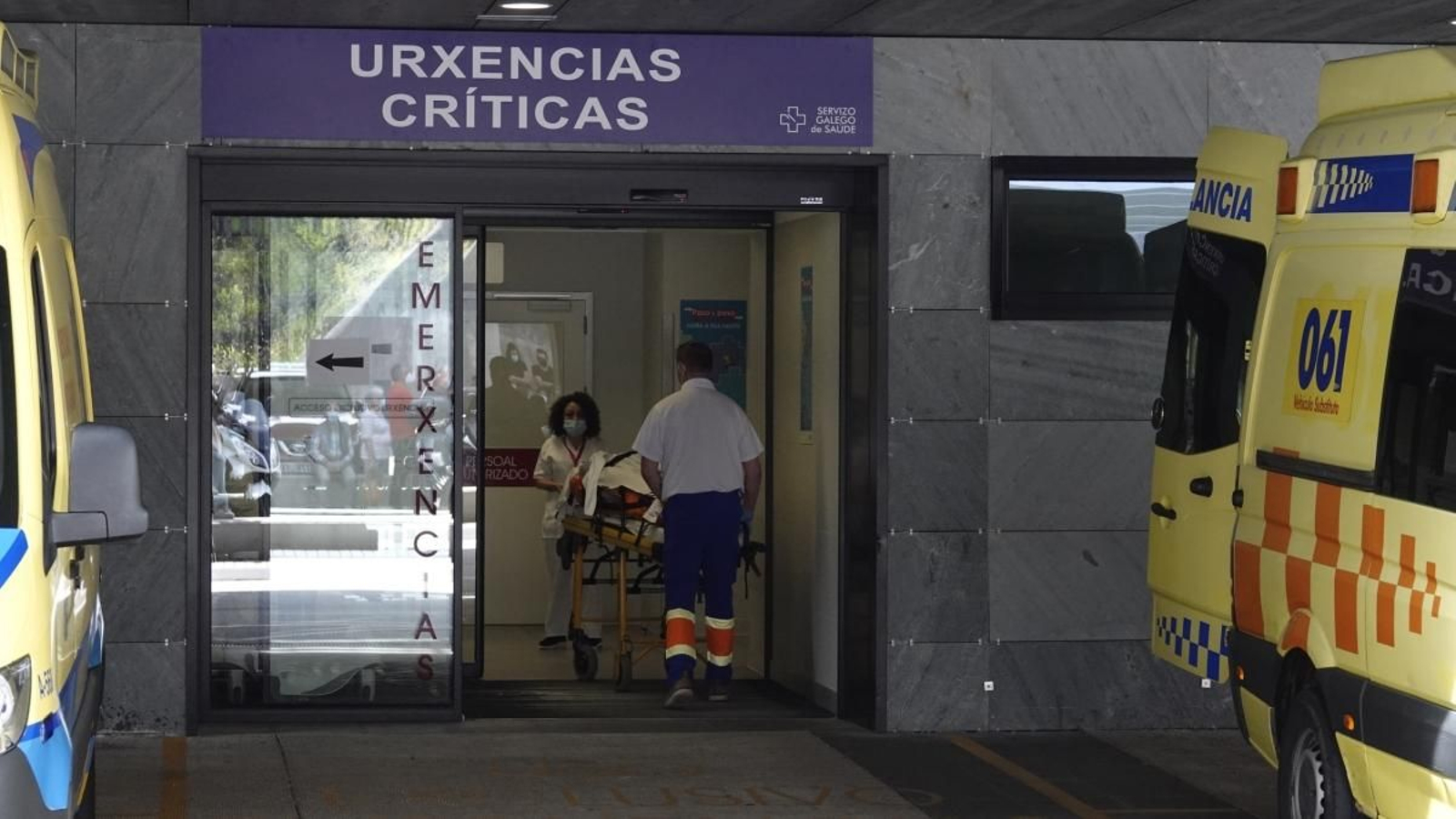 La entrada de un paciente en la planta de urgencias críticas del hospital Álvaro Cunqueiro.