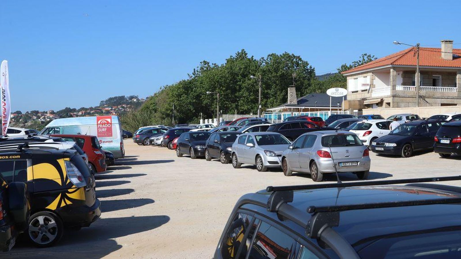 Aparcamiento en el entorno de las escuelas de surf, ayer.