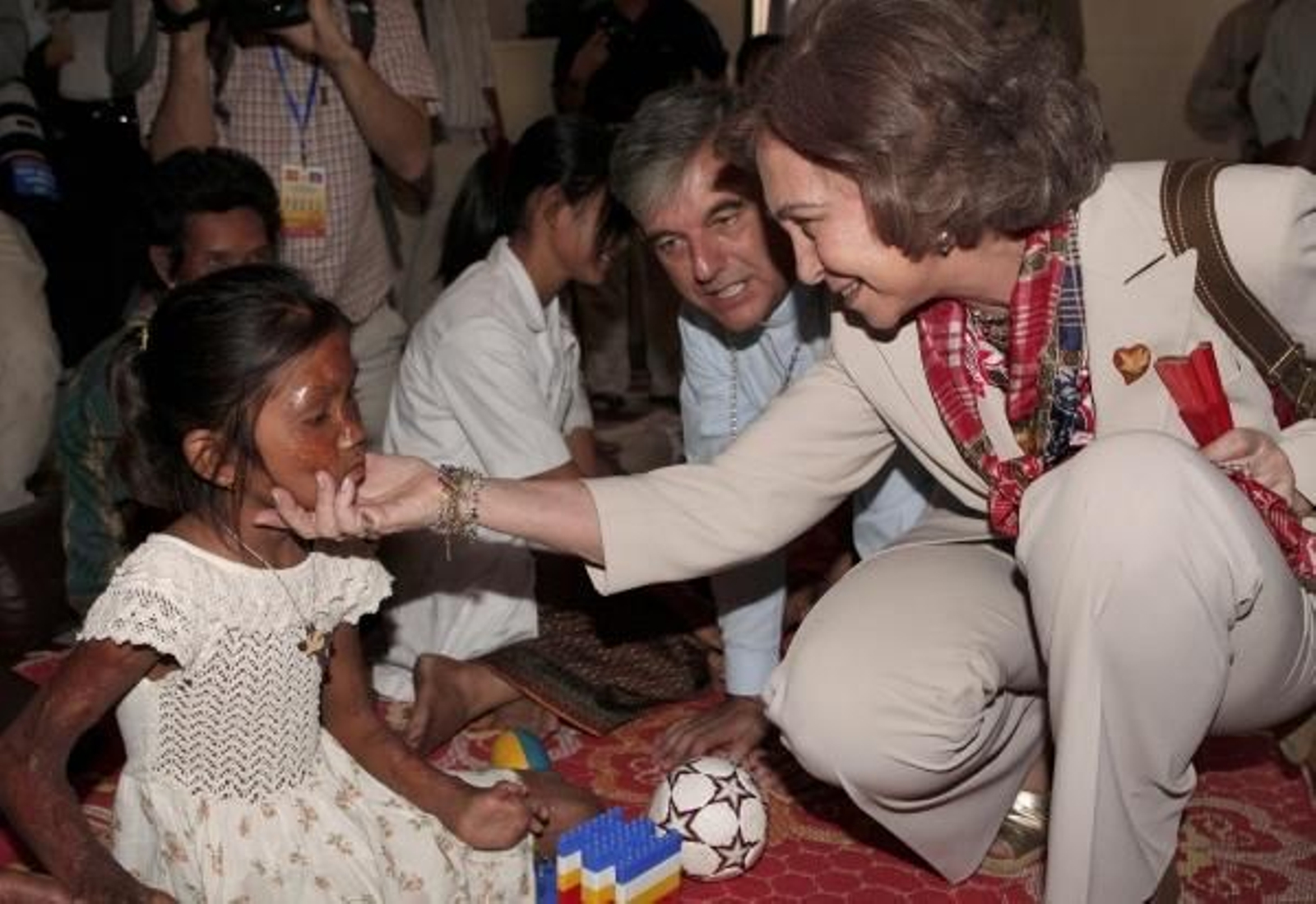 La Reina visitó un centro donde se recuperan niños mutilados por las minas.