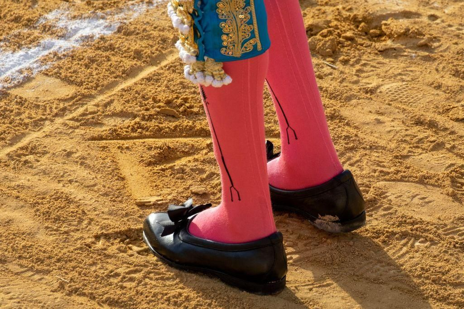 Enrique Ponce escribiendo un "A" en el albero.