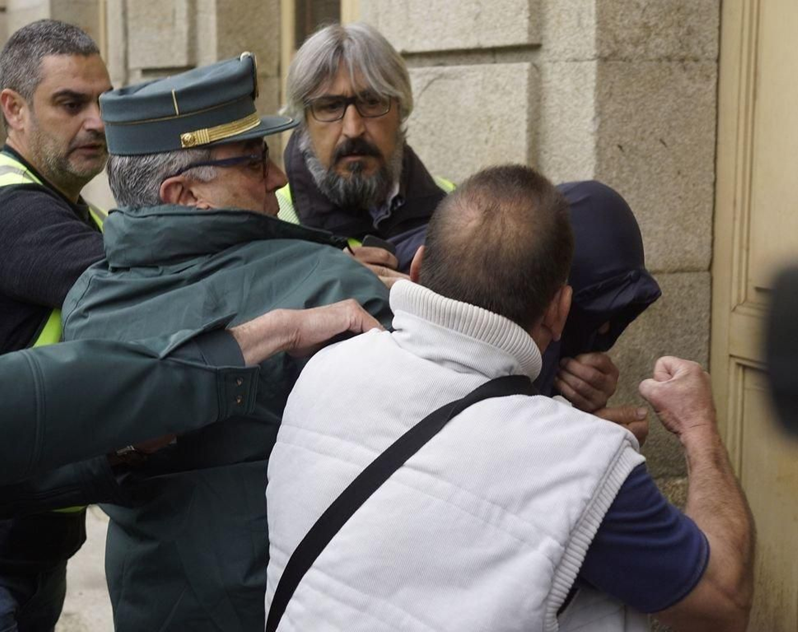 La agresión fue impedida por agentes de la Guardia Civil y la Policía Local que custodiaban al detenido.