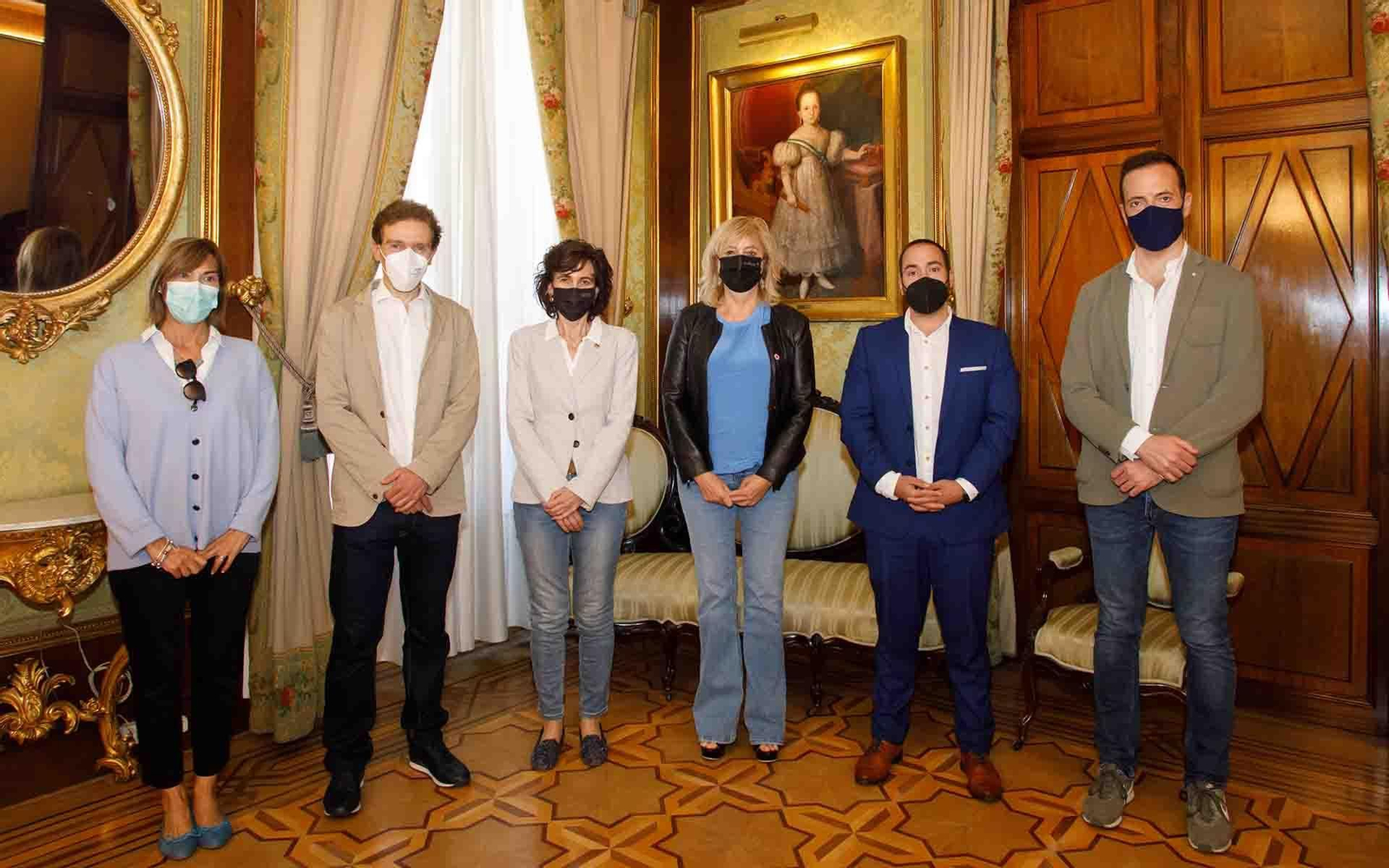 De izquierda a derecha: Carmen Mier, directora de la Oficina de Proyectos Europeos; Antonio López, director de Area de Investigación; Cristina Bayona, vicerrectora de Estudiantes, Empleo y Emprendimiento; Ana Ollo, consejera de Relaciones Ciudadanas; Sergio Pérez, director general de Acción Exterior, y Iosu García, director del Servicio de Investigación