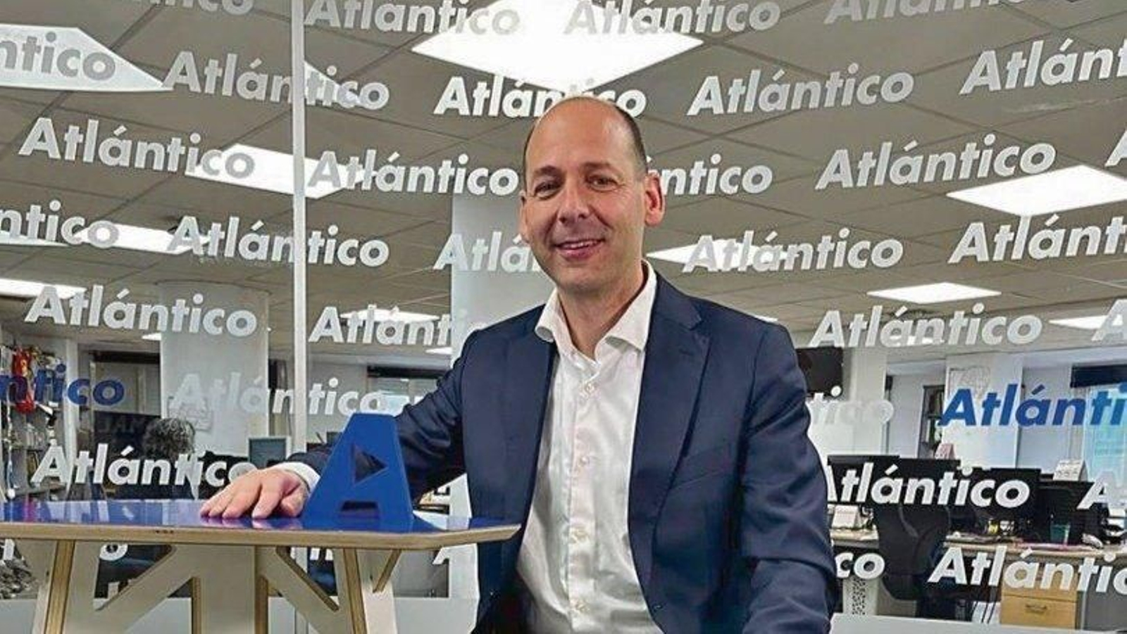 Francesc Padilla en el set de TV de Atlántico.