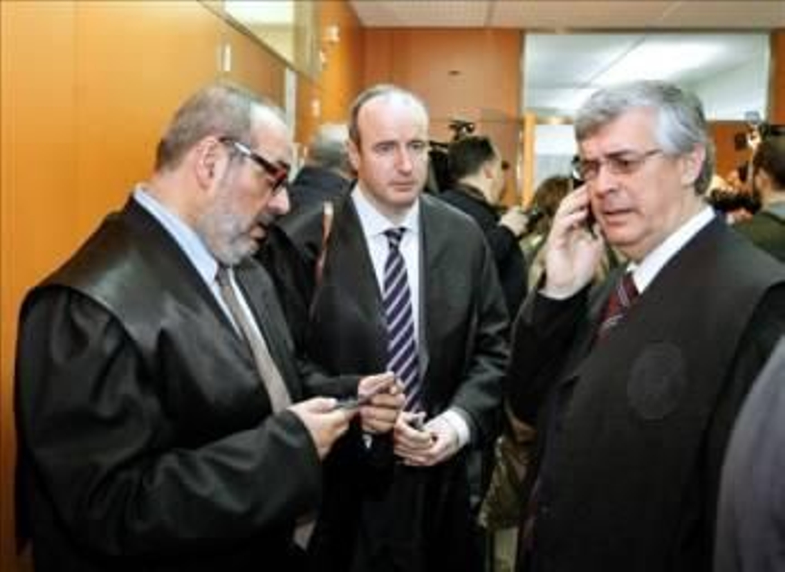 Abogados de los familiares de las víctimas del accidente del Yak-42 que se estrelló en Turquía. (Foto: Javier Cebollada)