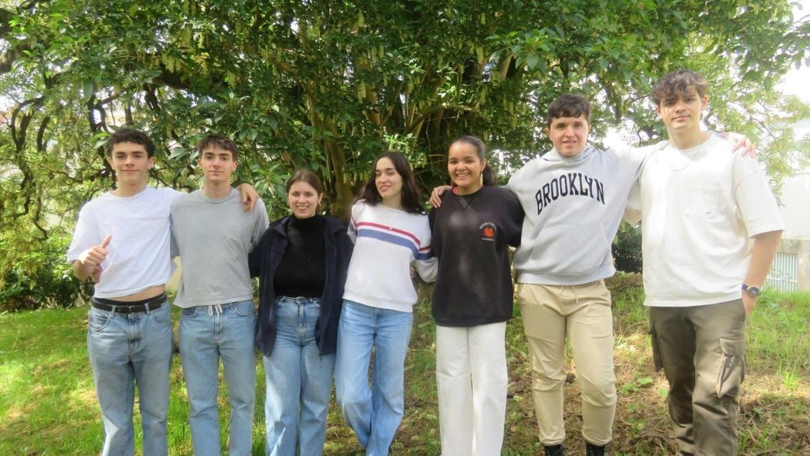 Siete de los alumnos que se graduarán este año: Andreu, Gael, Rania, Daniela, Teresa, Tristán y Paulo, en el IES O Castro.