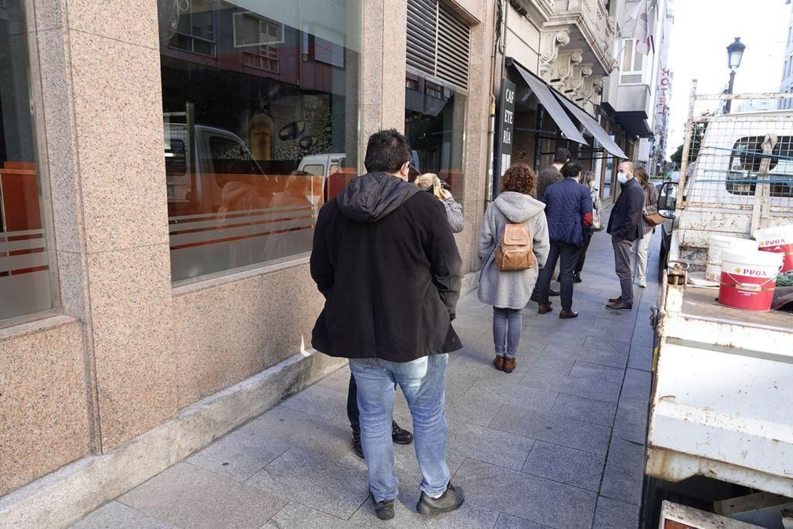 Cola formada en la mañana de ayer para adquirir un café para llevar en el centro de Vigo.