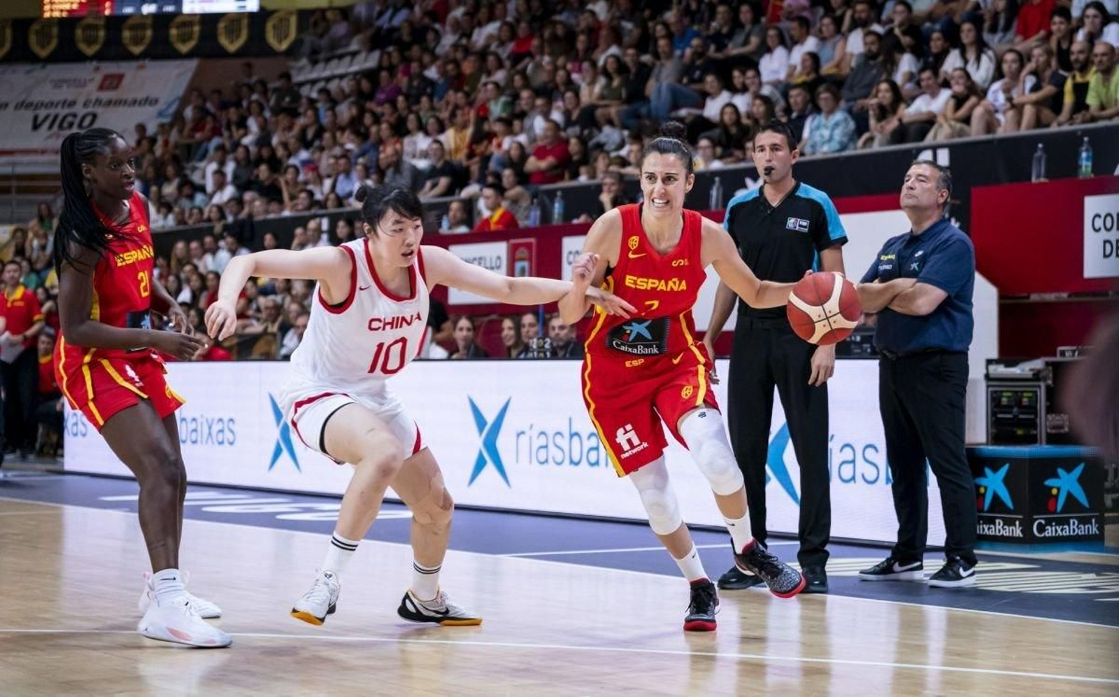 Miguel Méndez, en el banquillo, observa una jugada de Alba Torrens el pasado año en As Travesas.