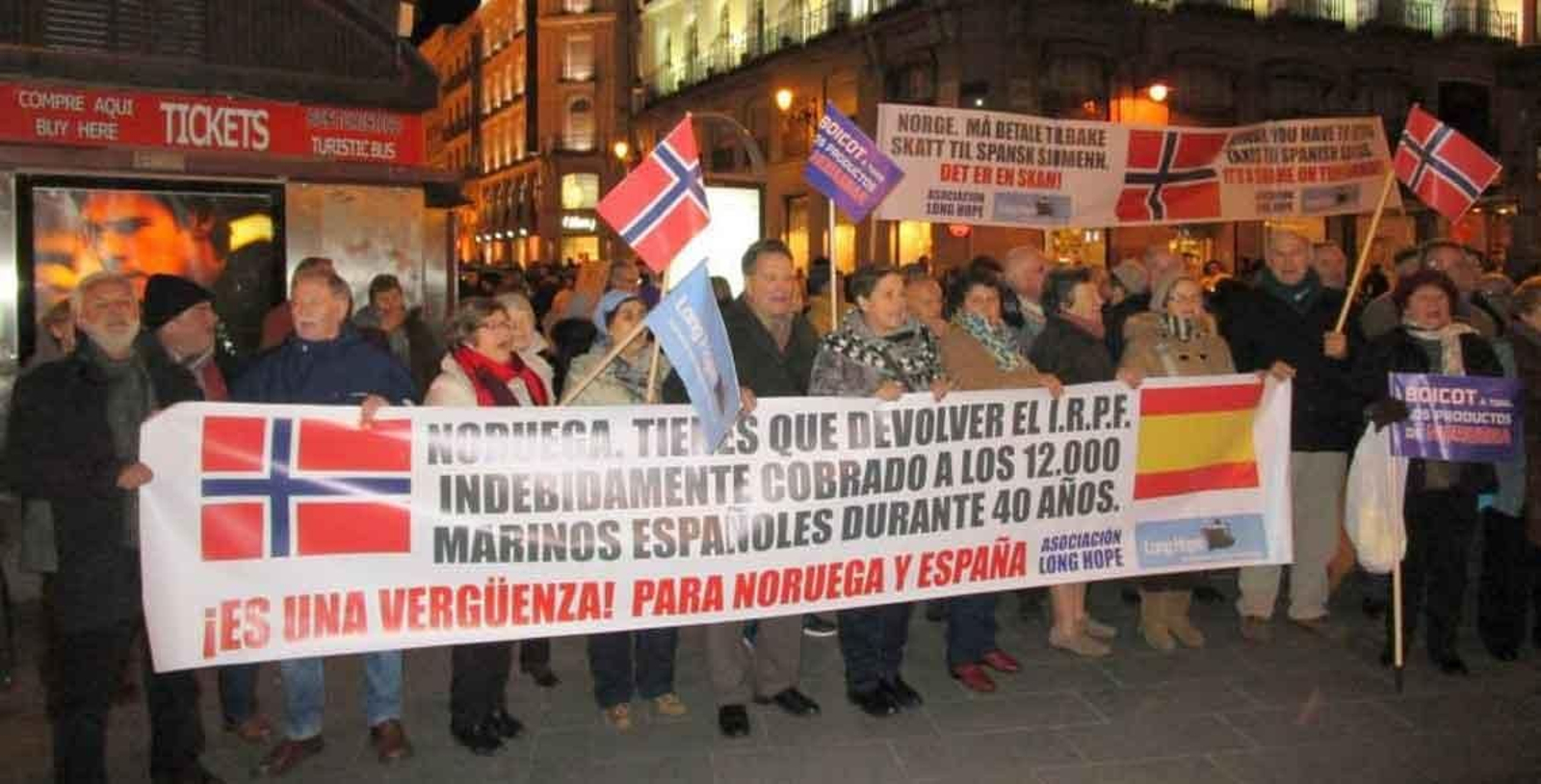 Manifestación de la asociación Long Hope, que protesta en defensa de las pensiones de los marineros españoles en Noruega.