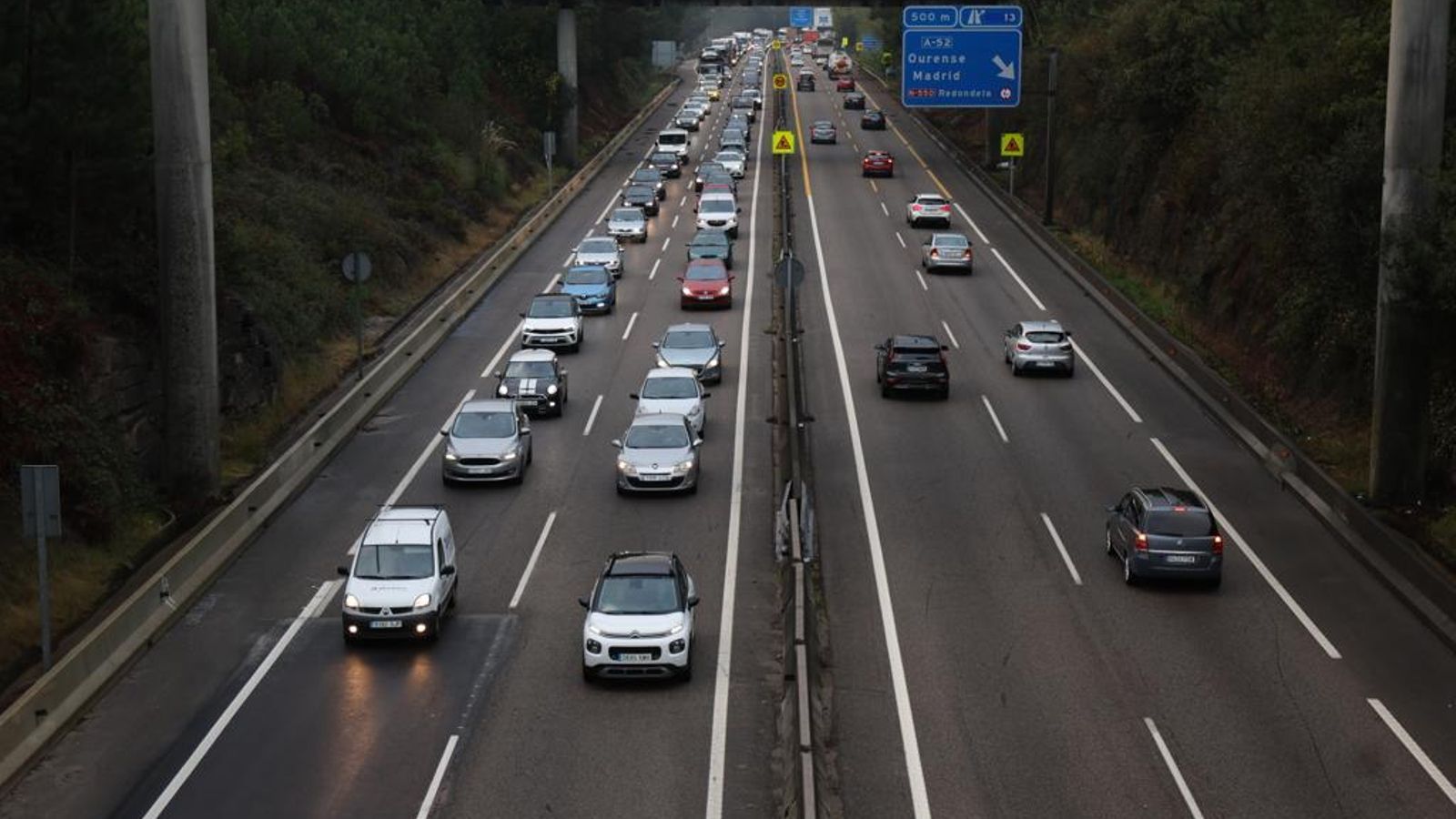 Las retenciones provocadas por el accidente en la A-55. // Alberte