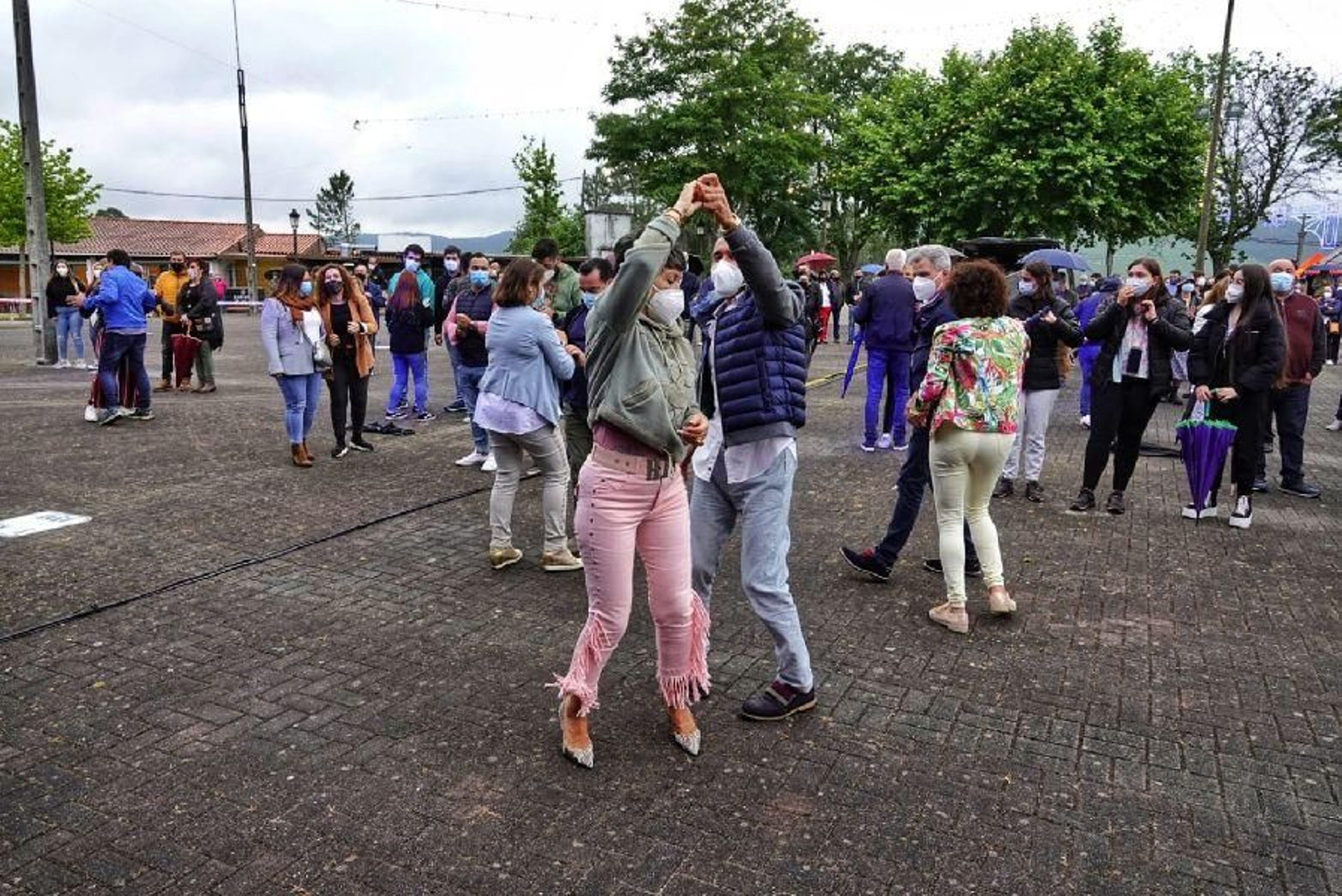 Tomiño vuelve a bailar en una verbena _ Vicente Alonso 07