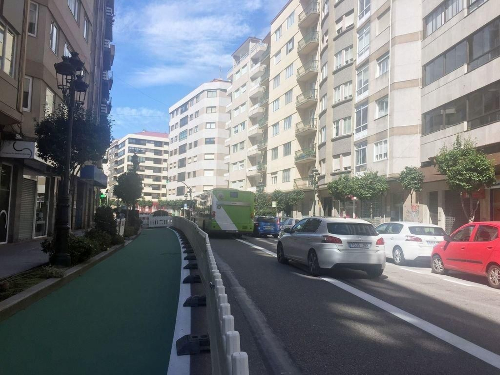 Un coche mal aparcado ayer obliga al bus y resto de coches a adelantar en línea continua.