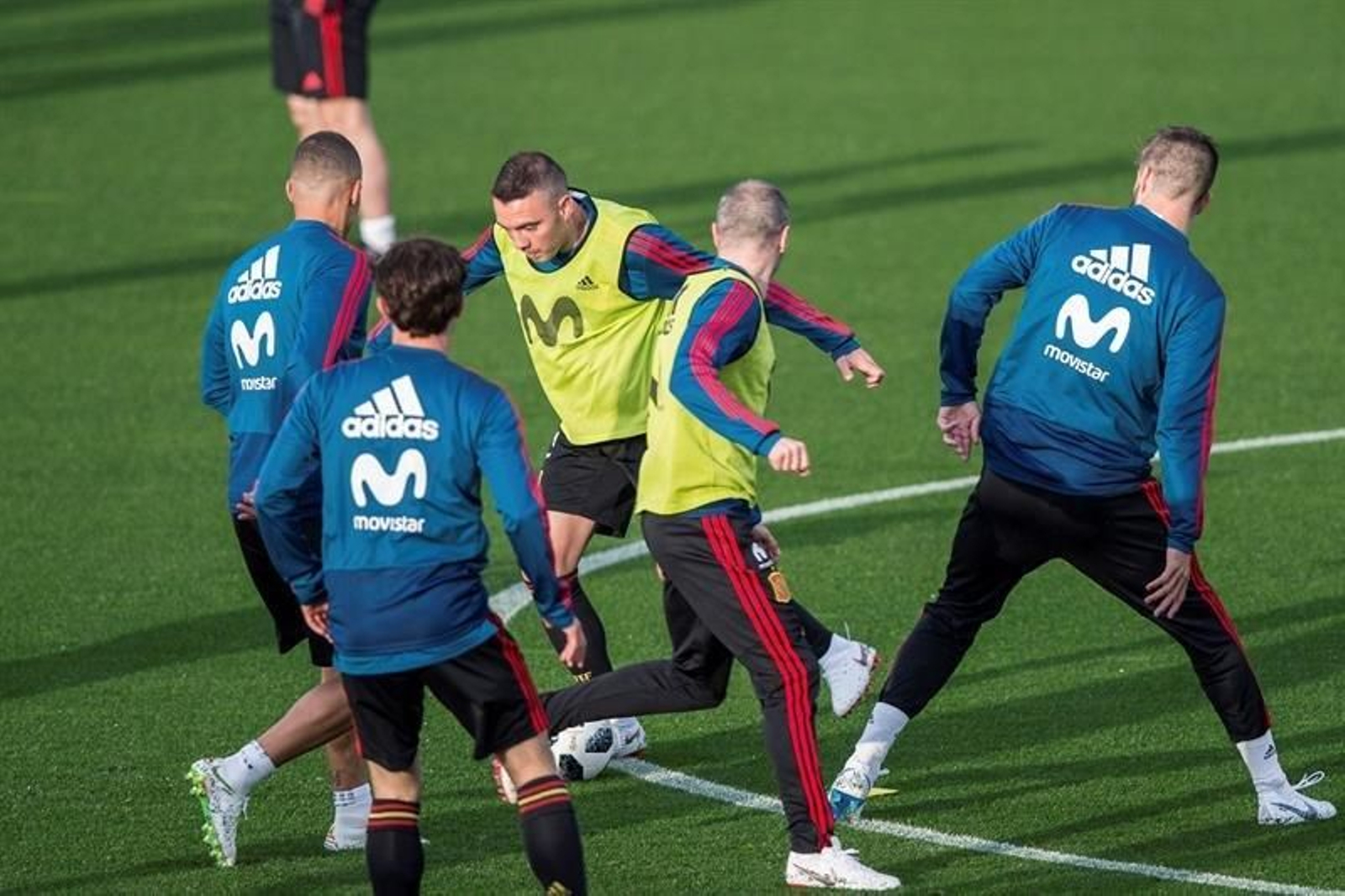 Iago Aspas (c), durante el entrenamiento que realiza el equipo previo al Mundial de Rusia 2018