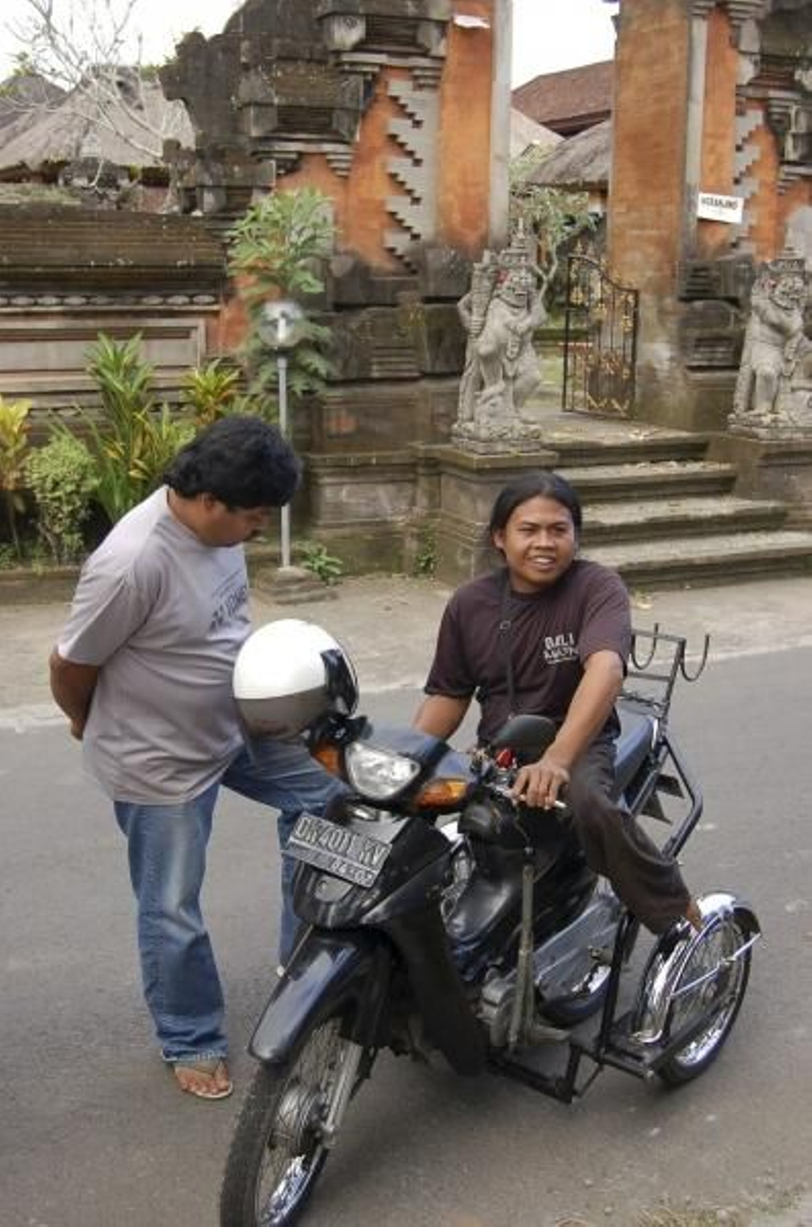 Un balinés con discapacidad física, montado en una motocicleta adaptada donada por la ONG de la cooperante gallega Begoña López. (Foto: Begoña López)