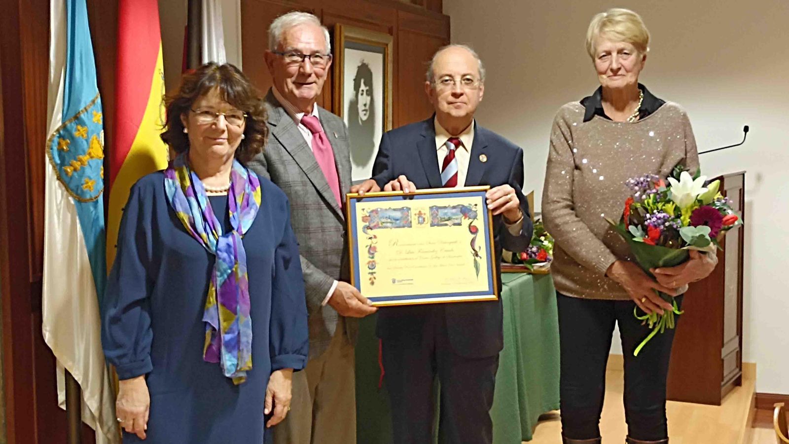 El socio distinguido Luis Fernández en compañía de Carmen Rivas, vicepresidenta 2ª, José Antonio Otero, presidente del Centro Gallego de Santander, y la esposa del galardonado, Frances Stafford (izqda.) 