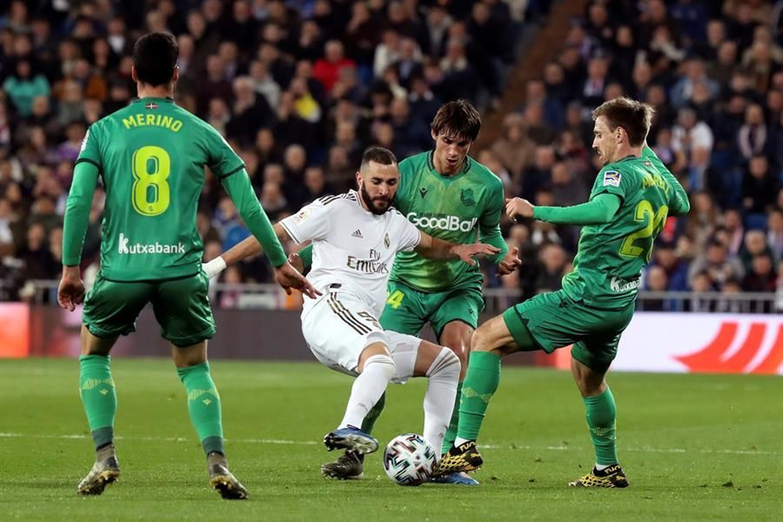 Karim Benzema (2i) rodeado de jugadores de la Real Sociedad