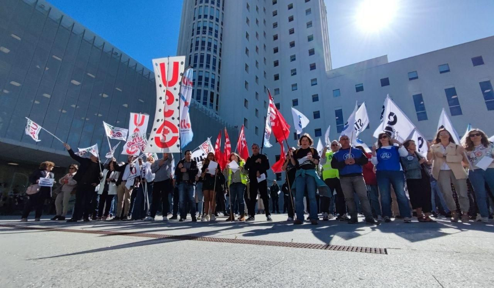 Funcionarios judiciales se manifiestan en la Cidade da Xustiza. // Vicente Alonso