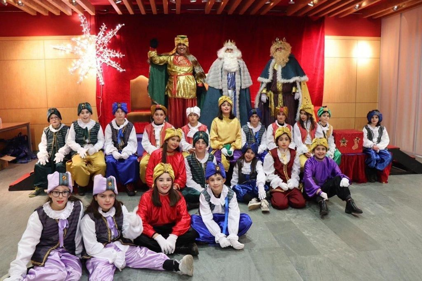 Los tres Reyes Magos con los pajes que les acompañaron en el recorrido que llevaron a cabo ayer por las calles de A Guarda.