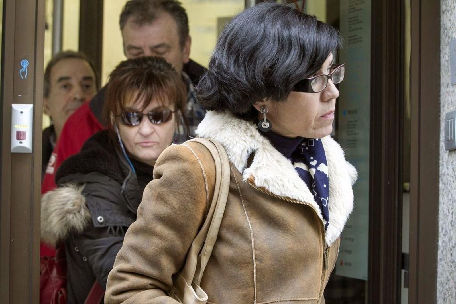 Pilar de Lara, saliendo de un registro en Lugo.