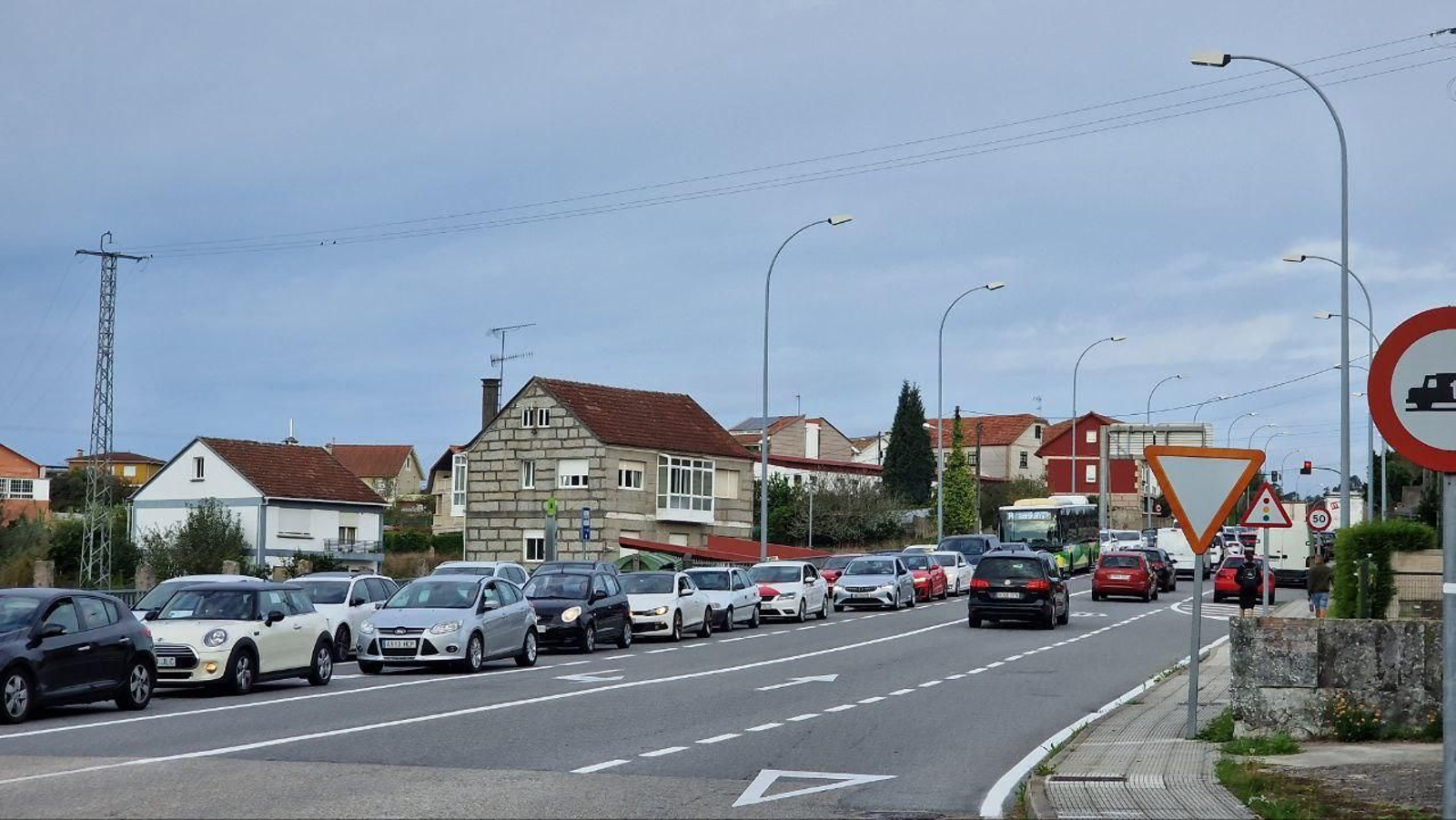 Largas colas para acceder al Ifevi, recinto donde se celebra Conxemar. // J.V. Landín