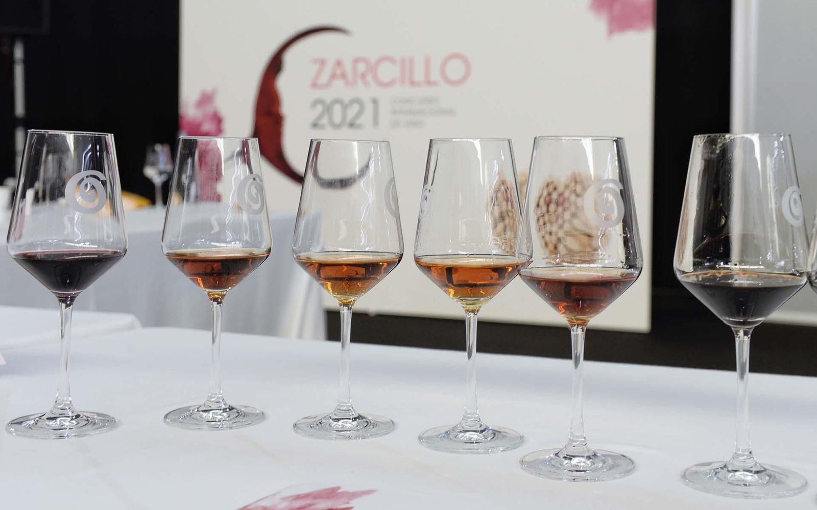 Varios vinos listos para su cata en el ámbito de la XVIII edición nacional y la X internacional de los Premios Zarcillo, en Valladolid. EFE/NACHO GALLEGO